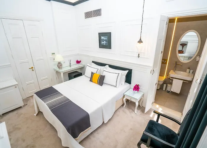 Siyah Lale Cunda 1841 (Adults Only)