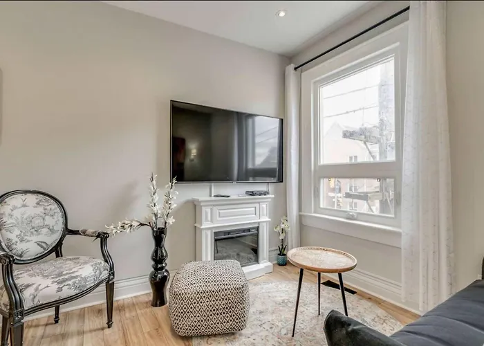 Casa Queen Hotel Cozy Fireplace Suite Leslieville