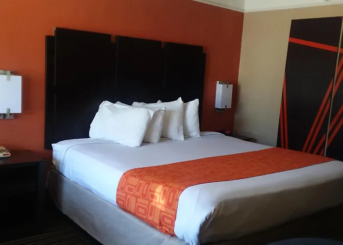 Howard Johnson By Wyndham Historic Lake Charles