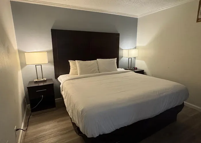 Clarion Inn & Suites Dothan South