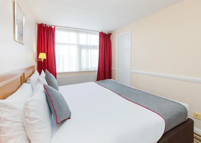 Oyo Stade Court Hotel
