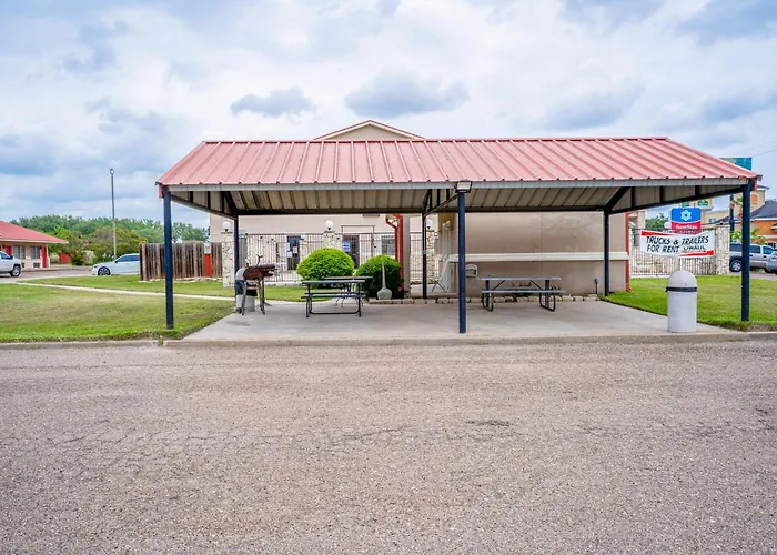 Days Inn & Suites By Wyndham Beeville