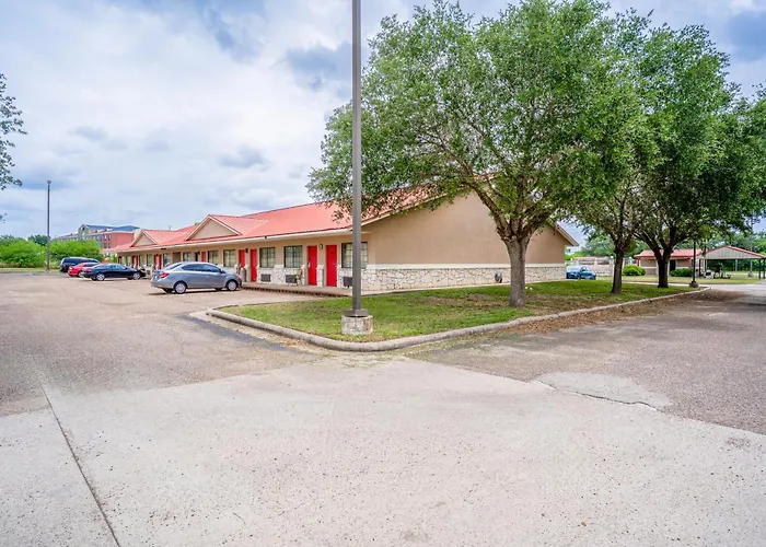 Days Inn & Suites By Wyndham Beeville