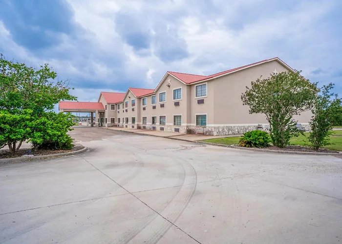 Days Inn & Suites By Wyndham Beeville