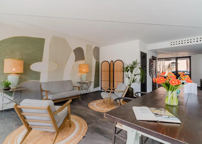Glass House - Smart Rooms & Parking