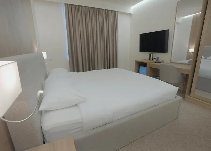 Baz Hotel University District