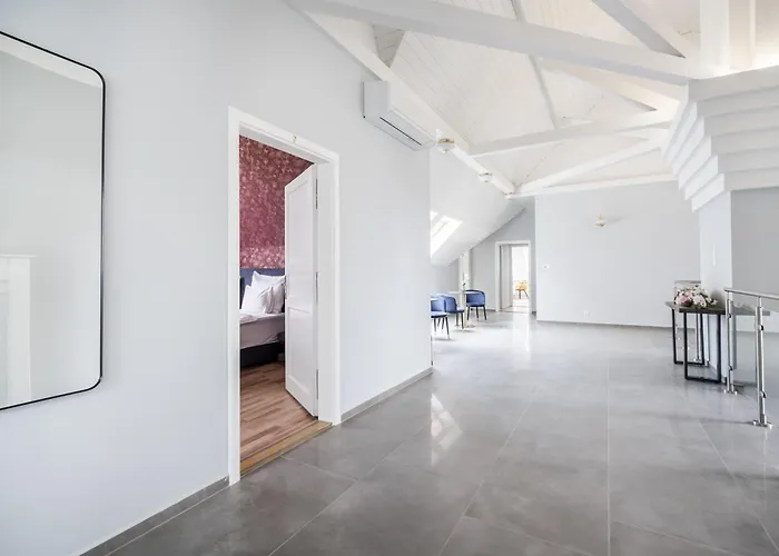 Villa Clariss Pool & City Center Stay