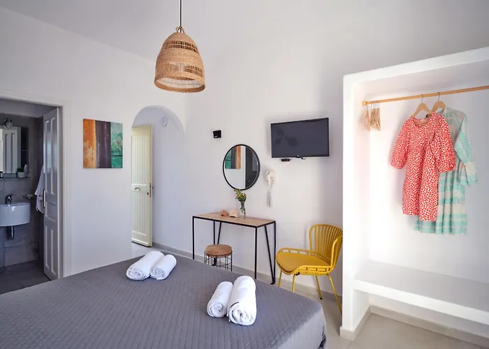Akrotiri Hotel
