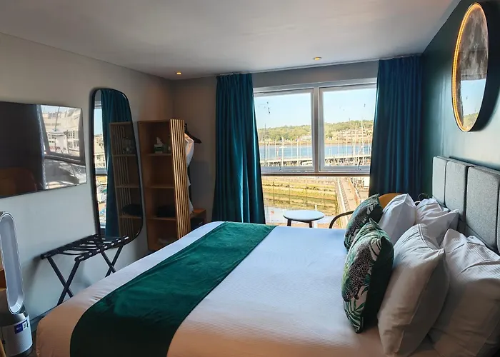 Pinnacle Suites Hotel