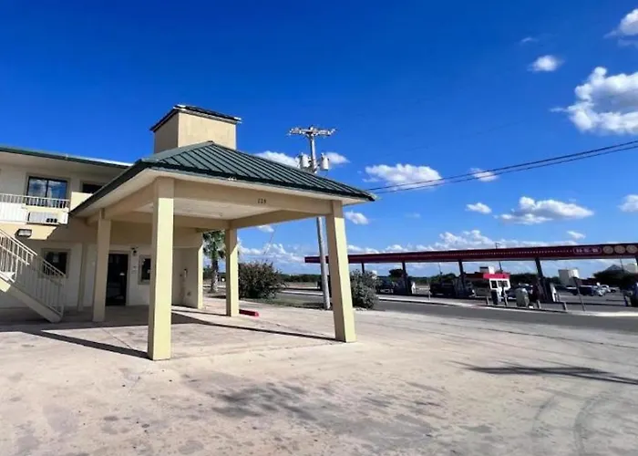 Oyo Garden Inn And Suites Pearsall I-35 East