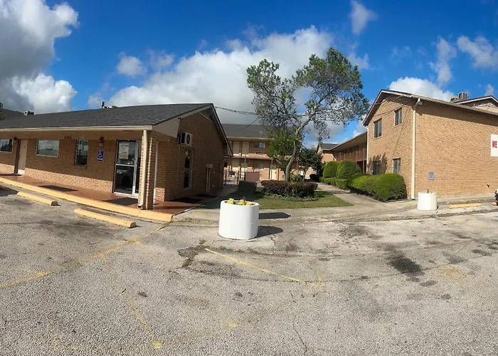 Hallmark Inn And Suites