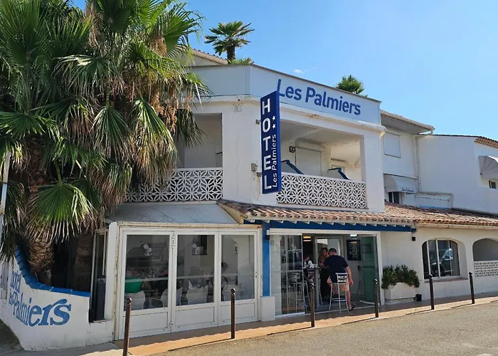 Hotel Les Palmiers En Camargue