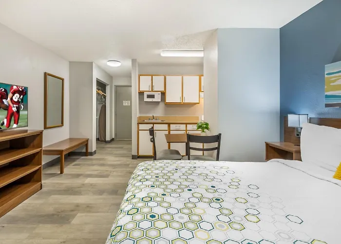 Hometowne Studios & Suites By Red Roof Greensboro