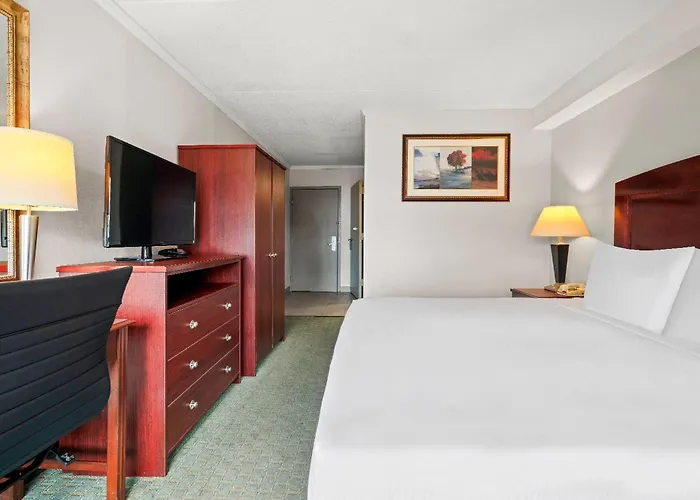 Days Inn By Wyndham Utica