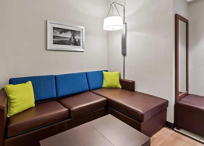 Days Inn & Suites By Wyndham Fort Myers Near Jetblue Park