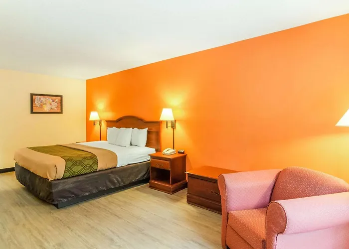 Econo Lodge Inn & Suites Gulfport Airport