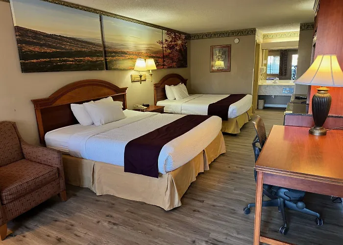 Days Inn & Suites By Wyndham Starkville