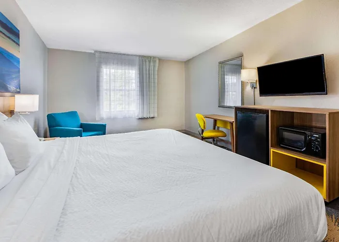 Days Inn By Wyndham Roanoke Hollins Near I-81