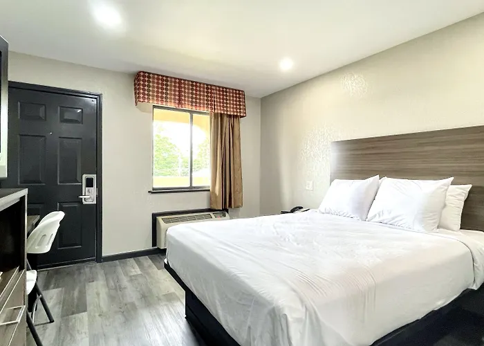 Days Inn By Wyndham Bloomington