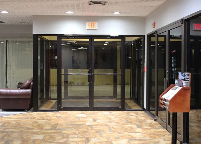Greenlight Inn & Suites St James