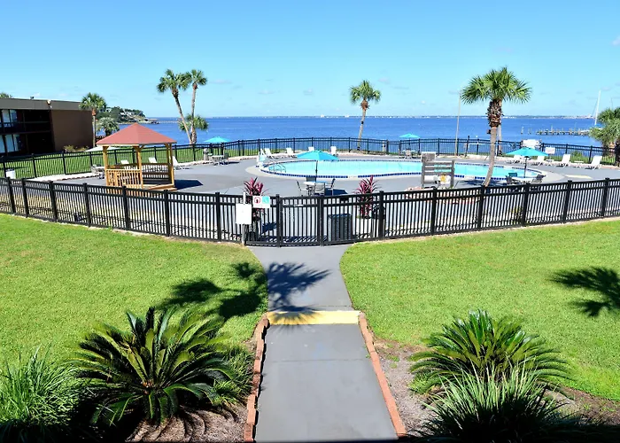 Quality Inn & Suites Gulf Breeze Bayside Near Pensacola Beach