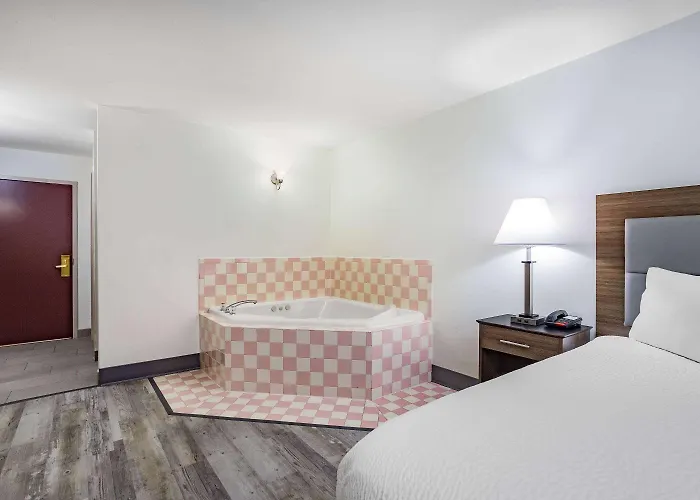 Ramada By Wyndham Hendersonville