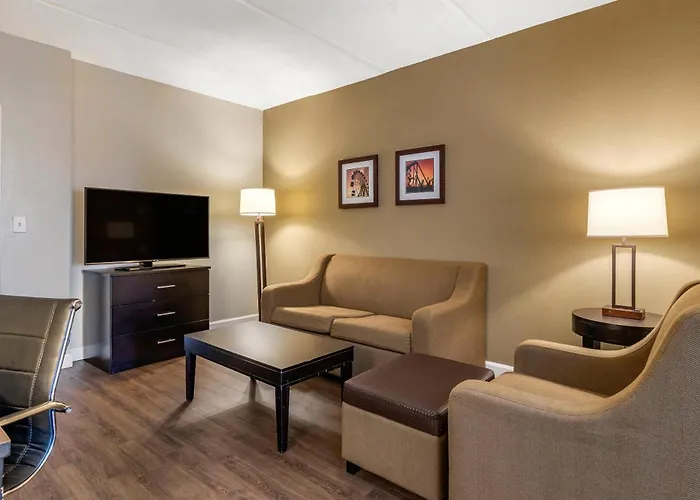 Comfort Inn & Suites Near Six Flags