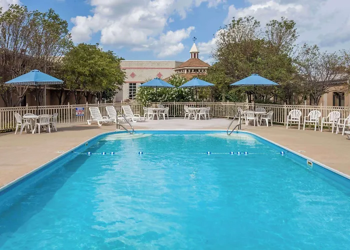 Ramada By Wyndham Hammond Hotel & Conference Center