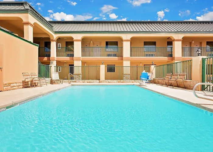 Super 8 By Wyndham Byron/South Macon