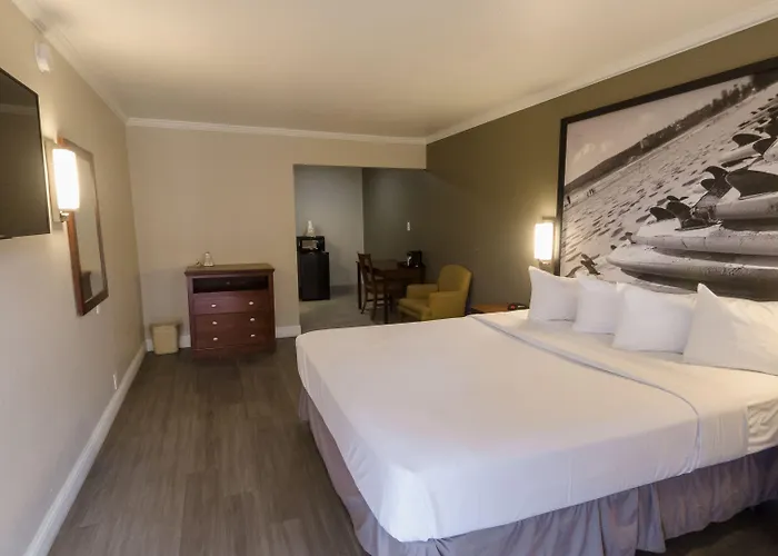 Super 8 By Wyndham Santa Cruz Beach