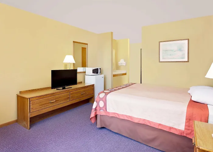 Super 8 By Wyndham Dyersville