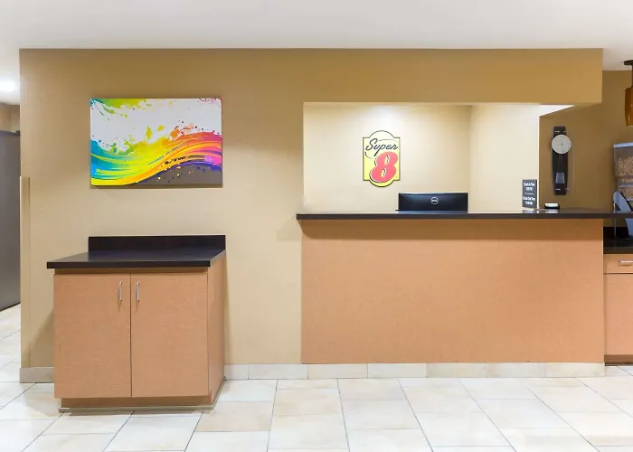Super 8 By Wyndham Radcliff Ft. Knox Area