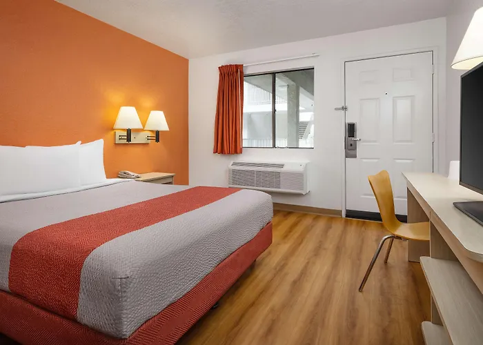 Motel 6-Buena Park, Ca - Knotts Berry Farm - Disneyland