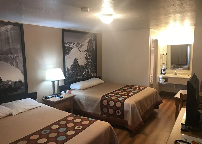 Super 8 By Wyndham Evanston
