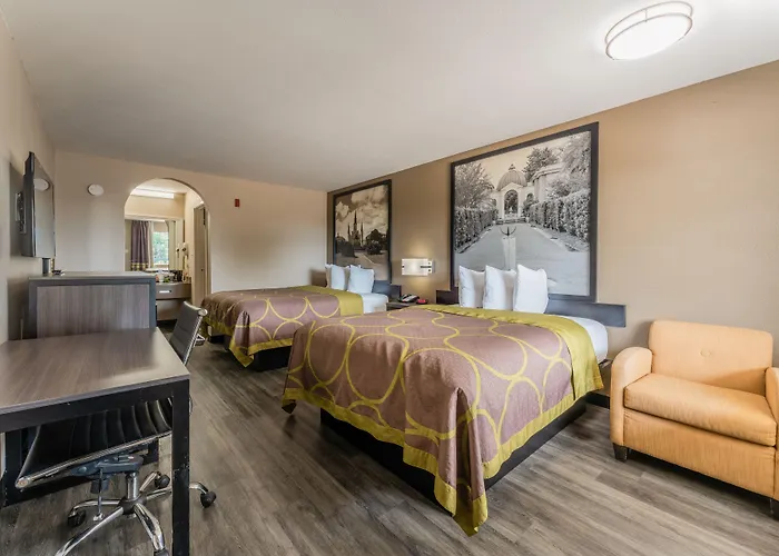 Super 8 By Wyndham Lake Charles Northeast