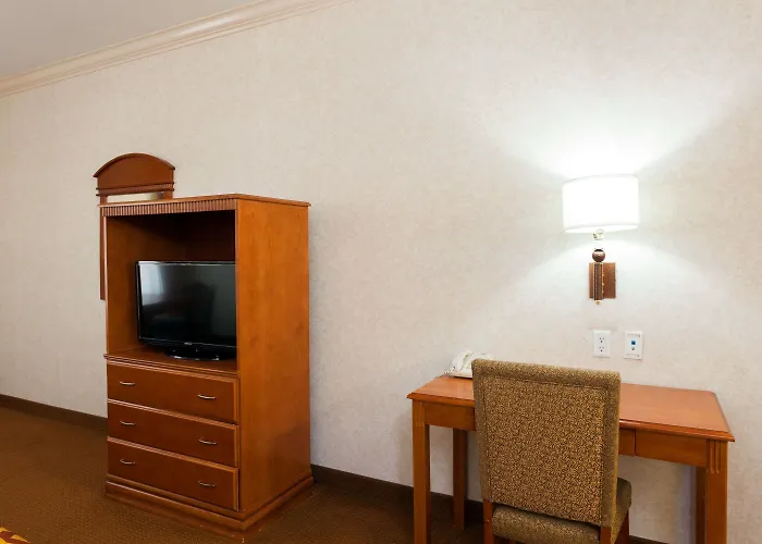 Howard Johnson Inn And Suites - Pico Rivera