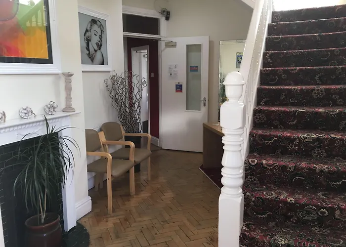 Castle Lodge Guest House 86-88 Sheil Rd L6 3Af