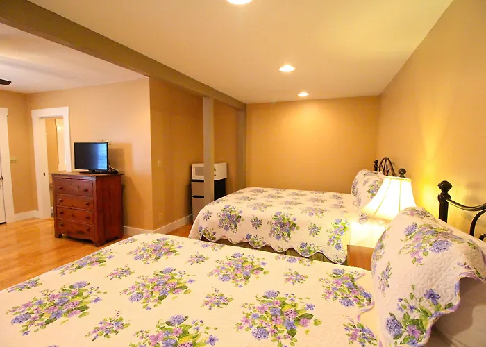 Peach Tree Inn & Suites