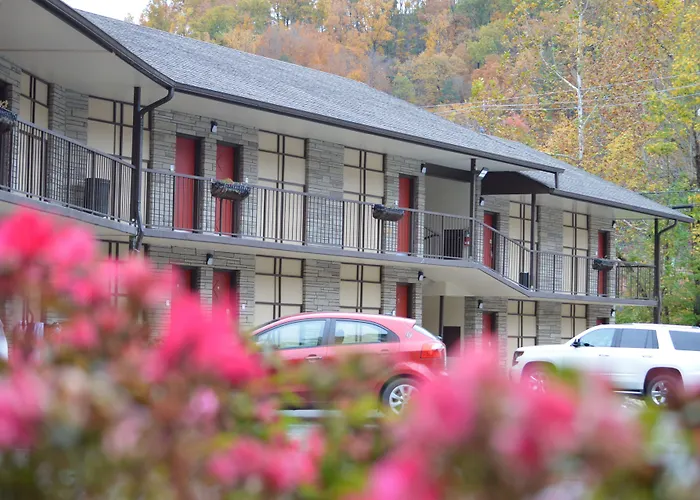 Econo Lodge Inn & Suites On The River