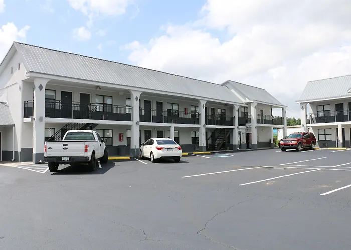 Travelodge By Wyndham Calhoun South I-75