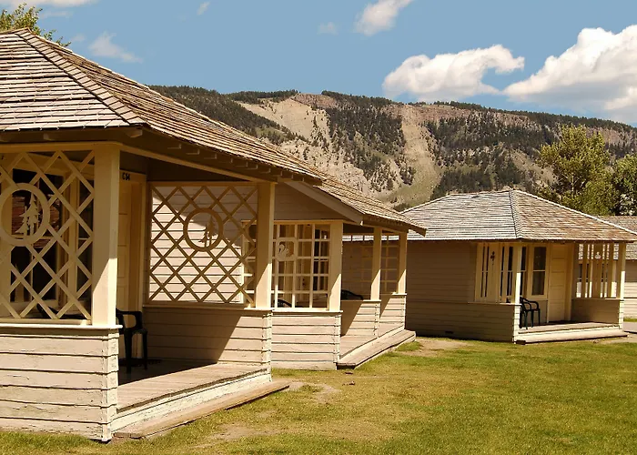 Mammoth Hot Springs Hotel