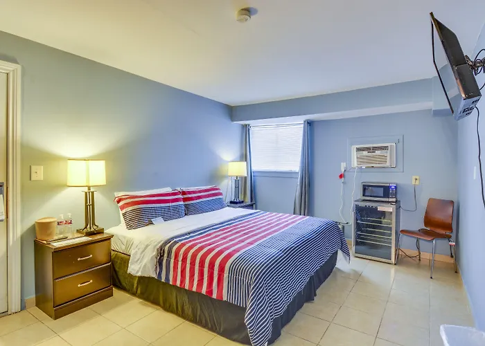 Upper Deck Hotel And Bar - Adults Only