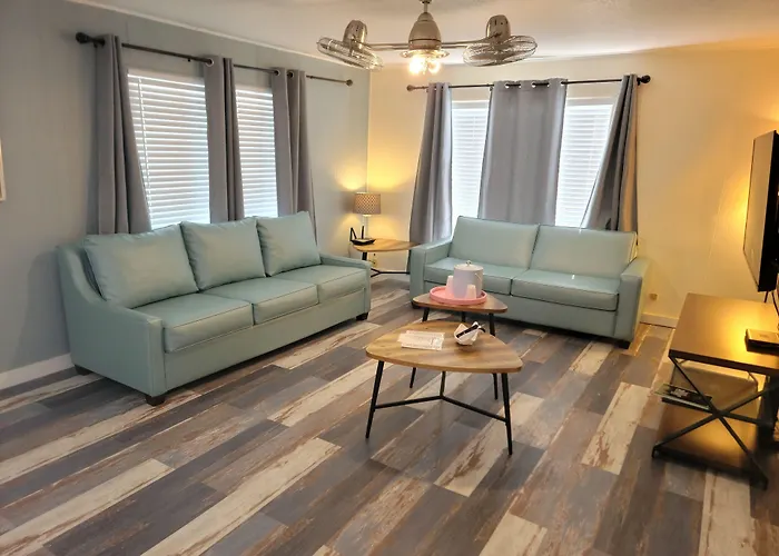 Upper Deck Hotel And Bar - Adults Only