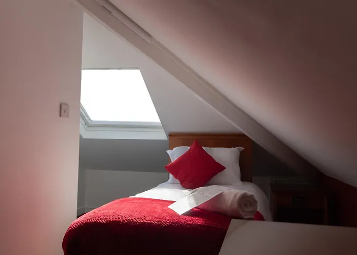 Hullywood Rooms With Shared Kitchen Facilities