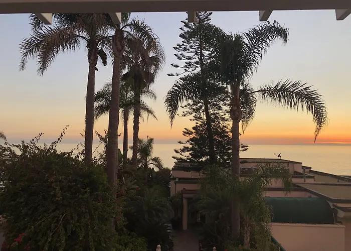 Seaside Laguna Inn & Suites