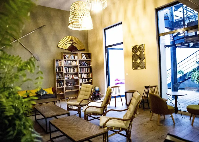Georges Hostel & Cafe
