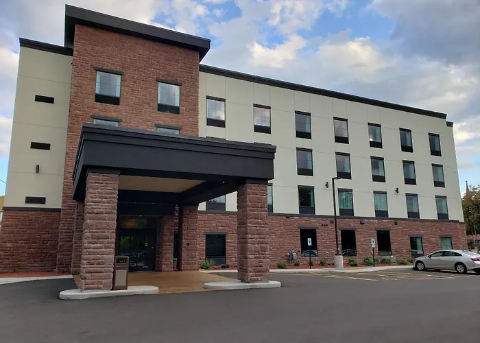 Cobblestone Hotel & Suites - Janesville