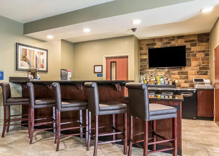 Cobblestone Hotel & Suites - Torrington