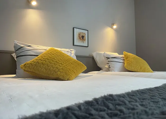 Logis Hotel Castel De Mirambel