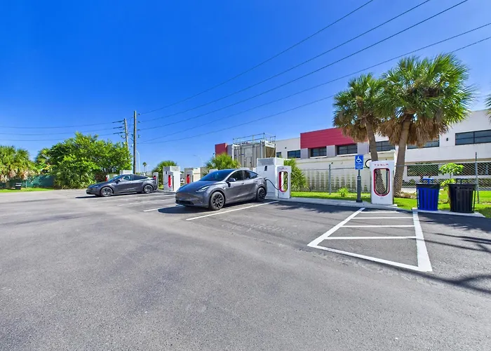 Minutes To Port! Loft Near Dining & Fun -Unit 207